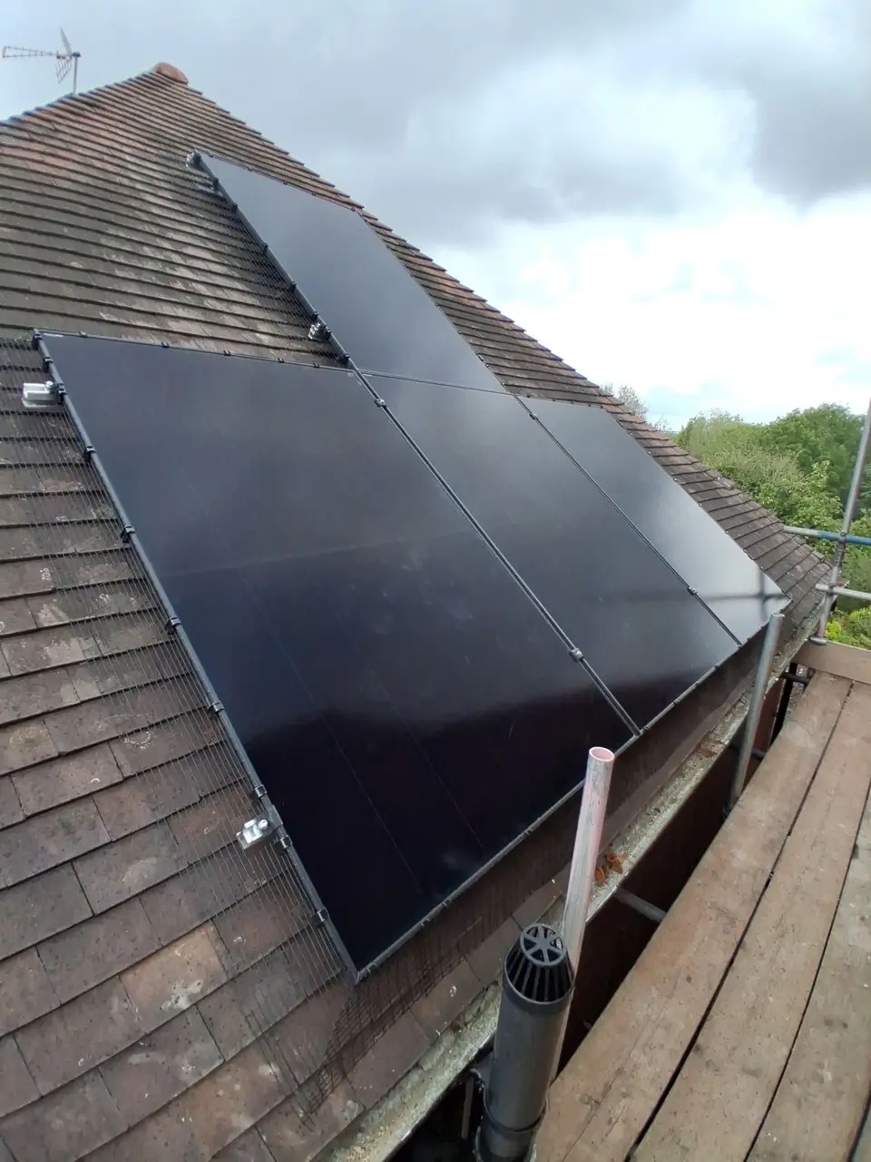 3.72 kWp Aiko solar and Fox EP6 battery install in Chilvers Coton, Nuneaton (CV10)